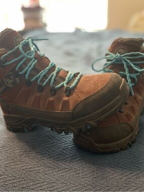 Foxelli Brown Suede Hiking Boots with Teal Laces